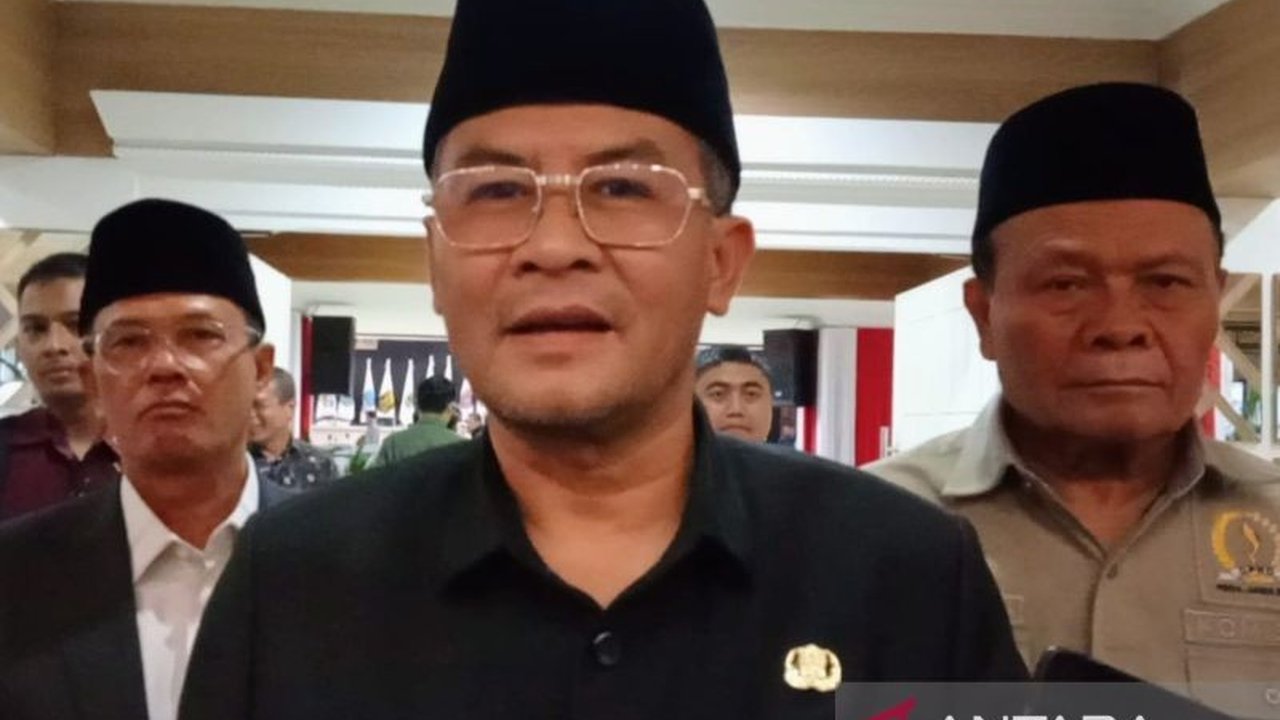 DPRD Jawa Barat mendesak optimalisasi APBDP 2025, dengan fokus pada peningkatan pendapatan dan efisiensi belanja. Simak detail prioritas infrastruktur dan layanan dasar.