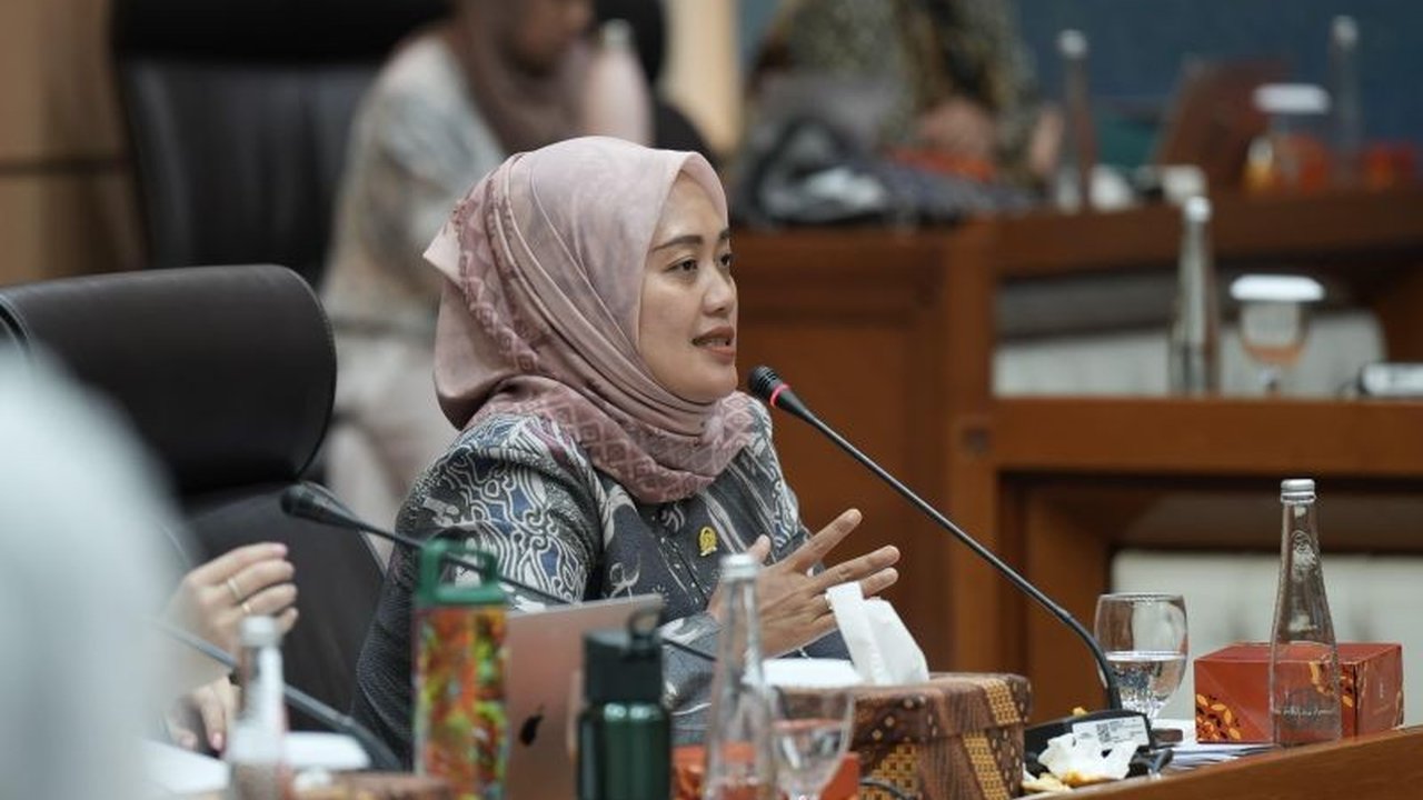 Komisi VII DPR RI mendesak pemerintah menindak tegas dominasi bisnis WNA di Bali yang merugikan UMKM lokal. Apa saja praktik ilegal yang terjadi?