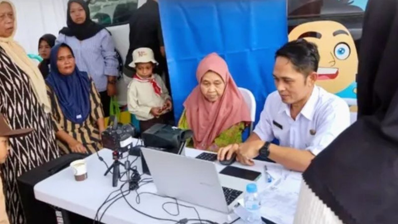 Bupati Purwakarta Saepul Bahri Binzein gagas Pelayanan Publik Keliling, program 'Gempungan' ini hadirkan akses layanan vital langsung ke desa, pangkas birokrasi dan tingkatkan kesejahteraan warga.