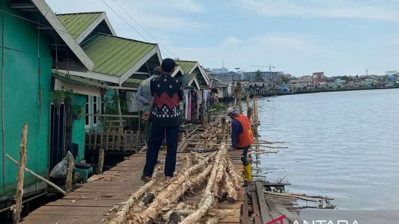 Jembatan Titian Kampung Hijau di Banjarmasin ambruk sebagian, membuat belasan rumah terisolir. Pemerintah Kota Banjarmasin segera turun tangan, mengungkap penyebab dan rencana penanganan. Apa dampaknya bagi warga?
