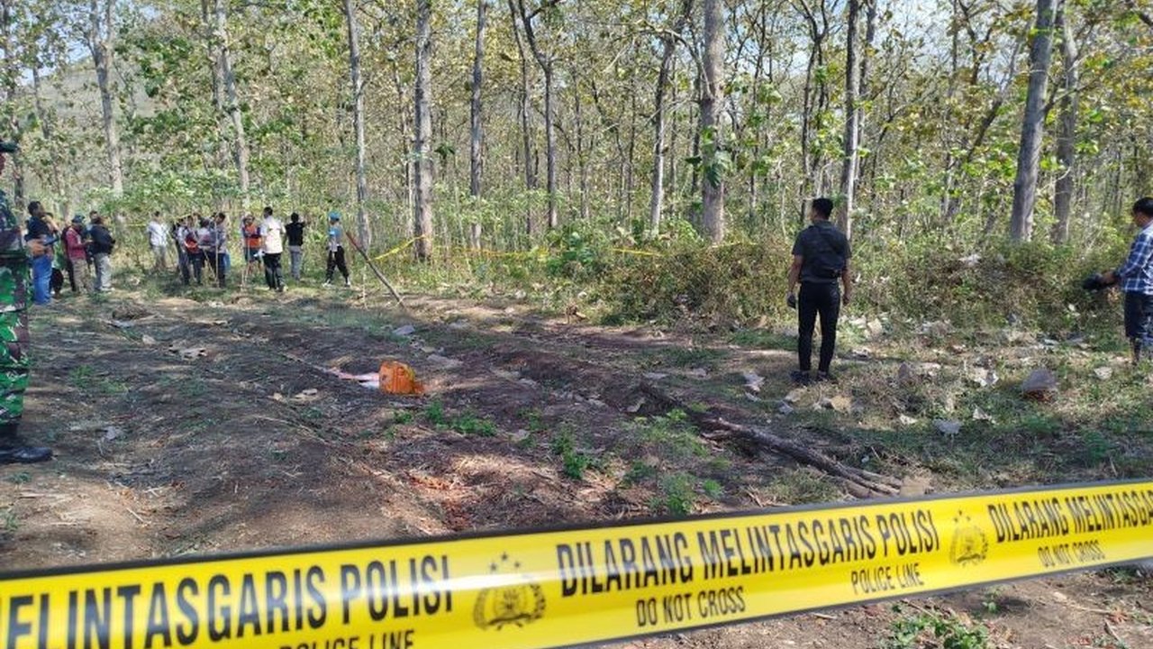 Polisi tengah menyelidiki kasus tragis penemuan mayat perempuan di Hutan Sampung Ponorogo dengan kondisi setengah telanjang dan luka kepala, memicu pertanyaan besar.