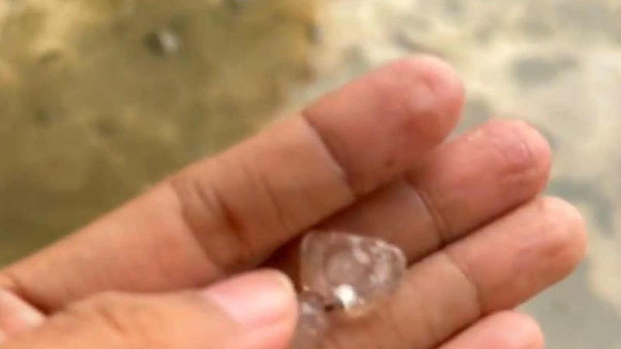 Hujan es di Tanjabbar Jambi mengejutkan warga. BMKG menjelaskan fenomena ini terjadi akibat faktor alami dan operasi modifikasi cuaca. Apa dampaknya?