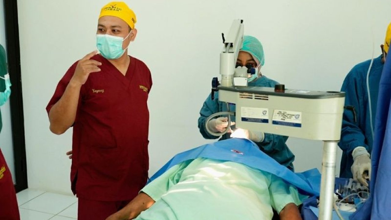 Program operasi katarak gratis PJT II di Purwakarta berhasil mengembalikan penglihatan puluhan warga. Simak bagaimana inisiatif ini membawa harapan baru bagi mereka yang membutuhkan.