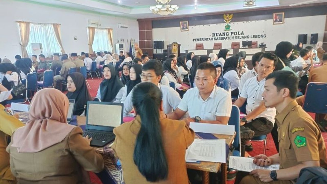 DPRD Rejang Lebong mengawasi ketat verifikasi ulang PPPK Rejang Lebong 2024. Ratusan peserta terancam gugur karena masalah administrasi. Akankah mereka bisa dilantik?