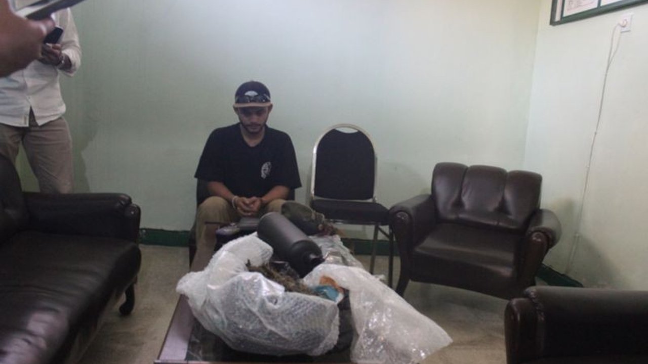 Aparat Kodim Lombok Tengah berhasil mengungkap modus unik pengiriman ganja via pos menggunakan knalpot motor. Seorang mahasiswa ditangkap terkait 488 gram ganja.