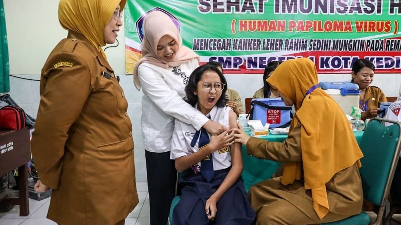 Pemerintah Kota Kediri gencar lakukan jemput bola vaksinasi HPV ke sekolah-sekolah untuk cegah kanker serviks, penyakit mematikan kedua setelah kanker payudara.