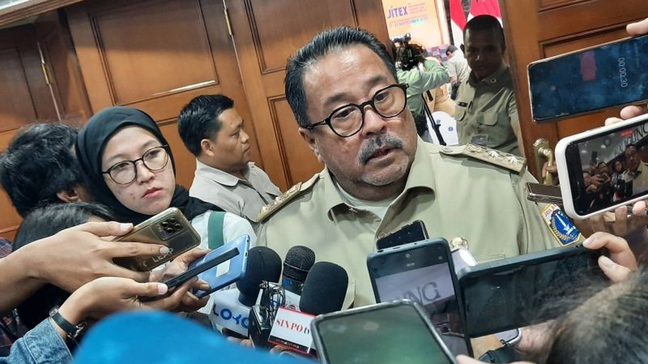 Wakil Gubernur Jakarta optimis Transaksi QRIS Jakarta akan mendominasi 75% nasional. Simak potensi besar pembayaran digital ini bagi ekonomi ibu kota!