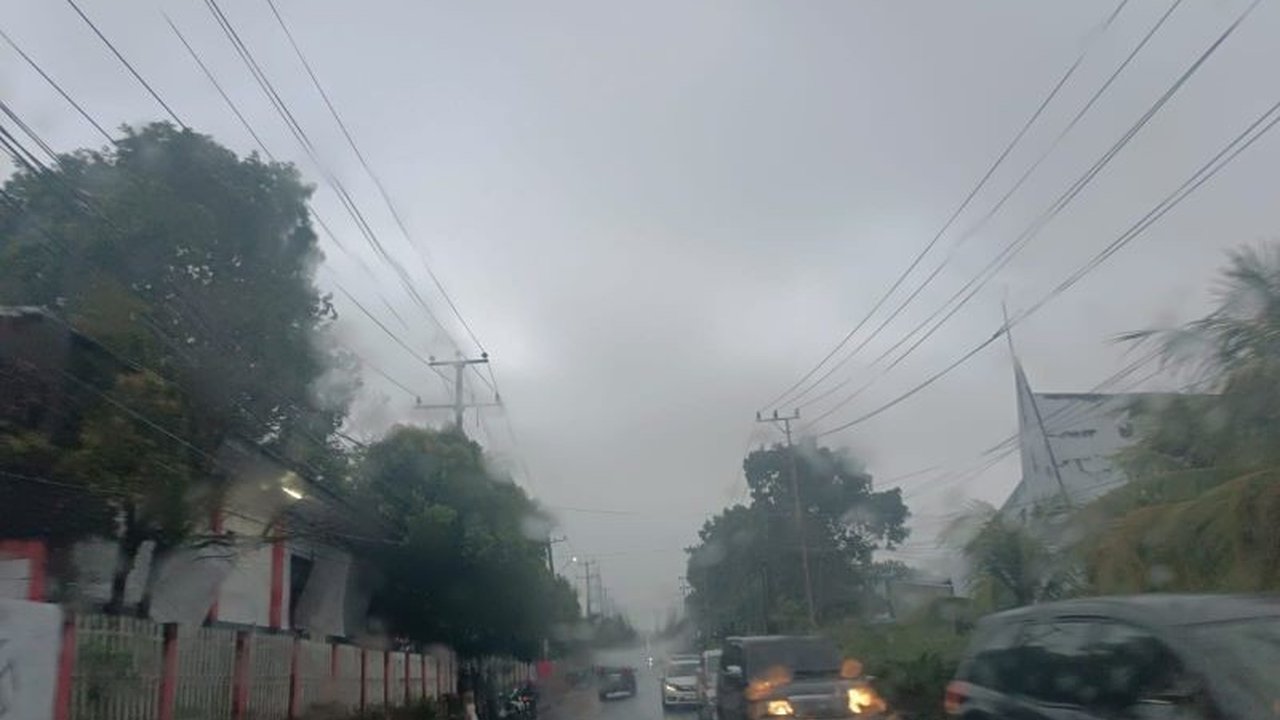 BMKG mengeluarkan peringatan dini cuaca ekstrem di Sulawesi Utara, berpotensi hujan lebat dan angin kencang hingga 17 Agustus. Ketahui daerah terdampak!