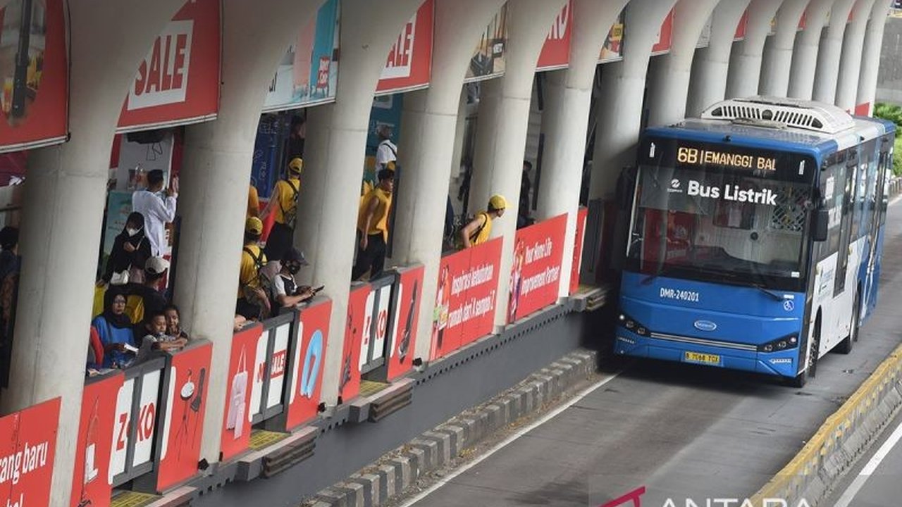 TransJakarta melakukan pengalihan rute bus di beberapa koridor akibat perbaikan jalan dan pohon tumbang. Simak detail pengalihan rute TransJakarta dan cara memantau jadwal terkini!