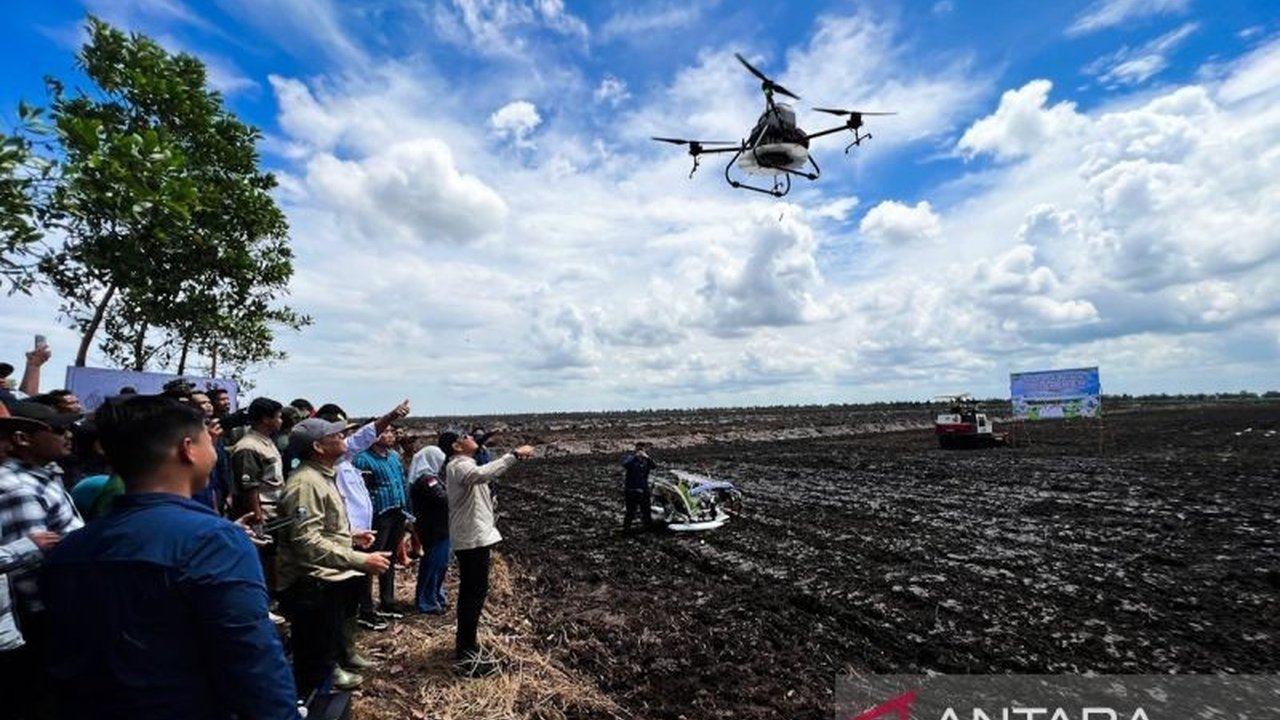 Kementerian Pertanian dan Pemkab Tanah Laut berinovasi dengan Teknologi Drone Pertanian untuk penanaman padi perdana, meningkatkan efisiensi dan produktivitas lahan. Bagaimana dampaknya?