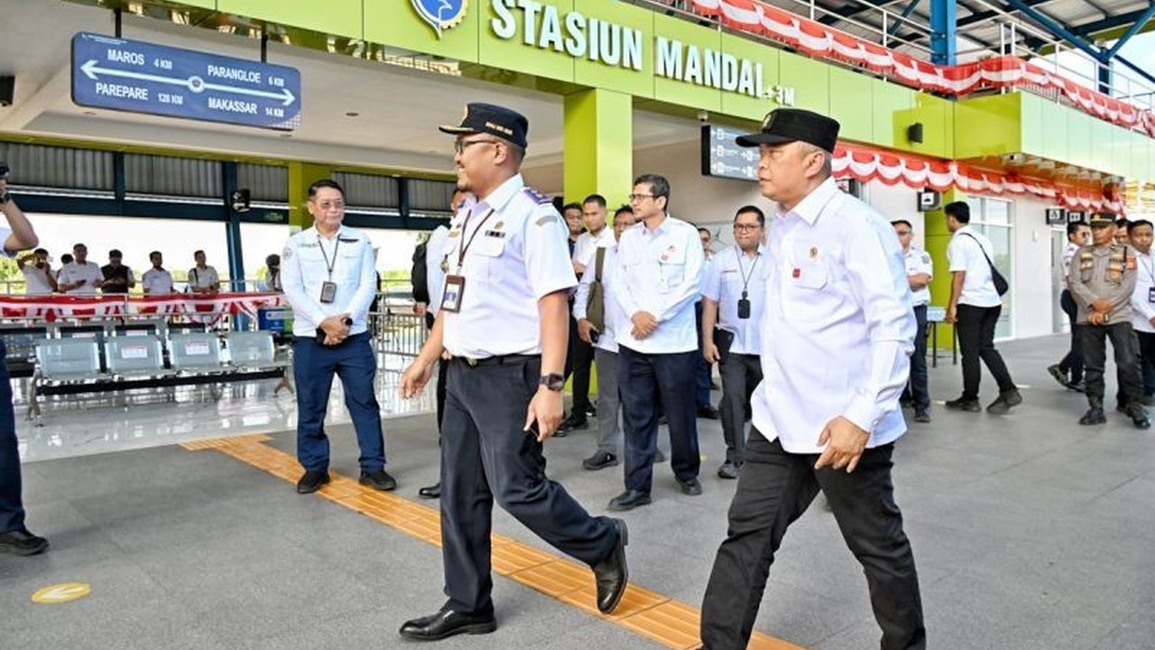 Kemenhub gencar lakukan integrasi Stasiun KA Sulsel dengan pelabuhan dan terminal. Simak bagaimana langkah ini akan mendongkrak ekonomi dan logistik di Sulawesi Selatan!
