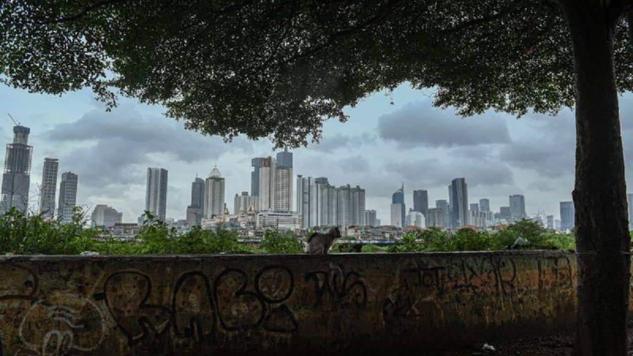 BMKG memprakirakan hampir seluruh wilayah Jakarta akan berawan tebal pada Rabu pagi. Simak detail Prakiraan Cuaca Jakarta hari ini, termasuk potensi hujan ringan di beberapa area.