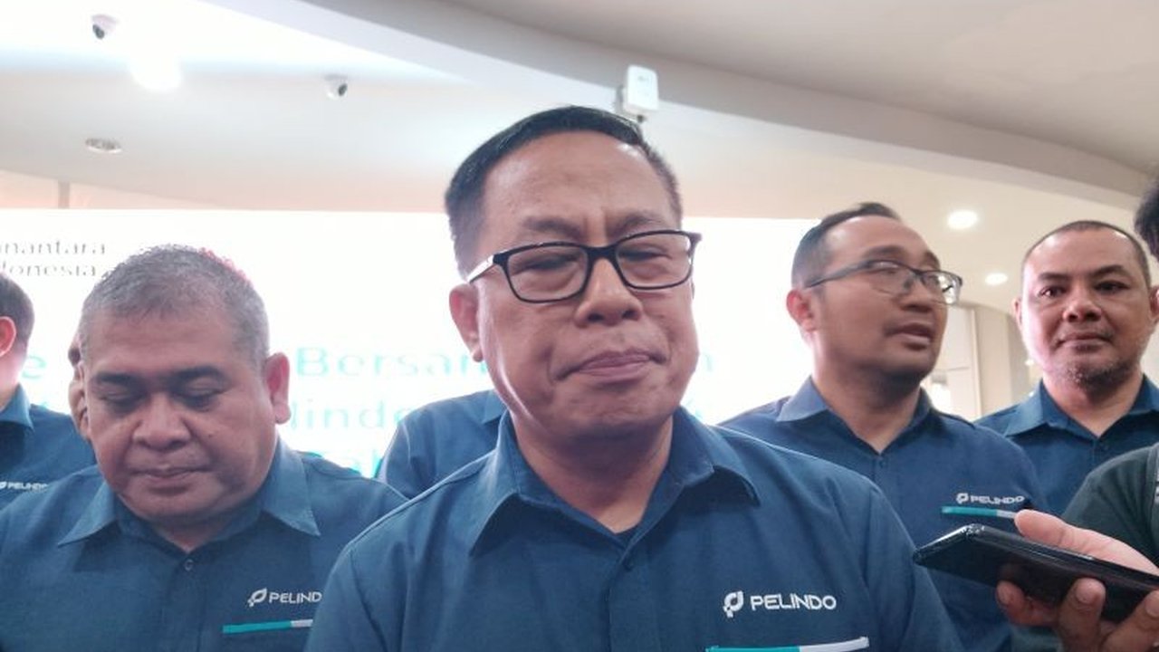Pelindo Regional 4 mencatatkan kinerja positif pada semester I 2025, dengan peningkatan signifikan pada arus penumpang, peti kemas, dan trafik barang. Simak detail pencapaian kinerja Pelindo Regional 4!