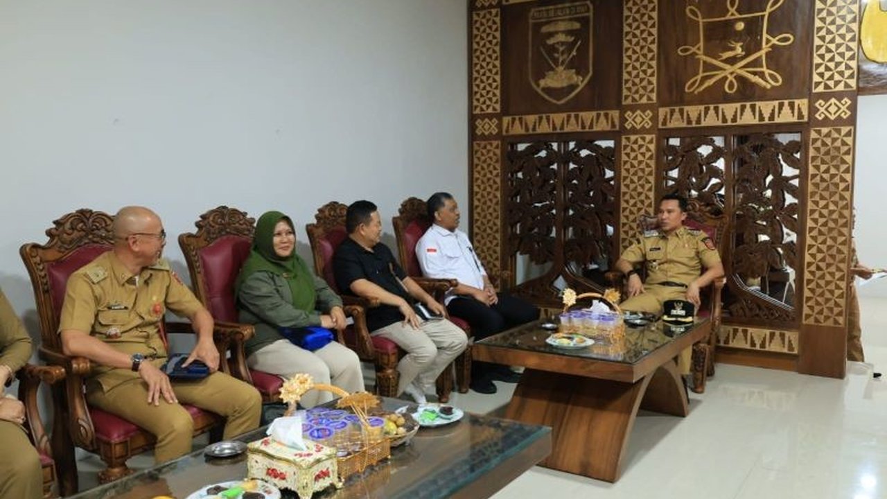 Bupati Lampung Barat usulkan alat pengering padi vertikal kepada Kementan. Langkah ini diharapkan mampu mengatasi kendala kualitas gabah petani dan meningkatkan produktivitas pascapanen.