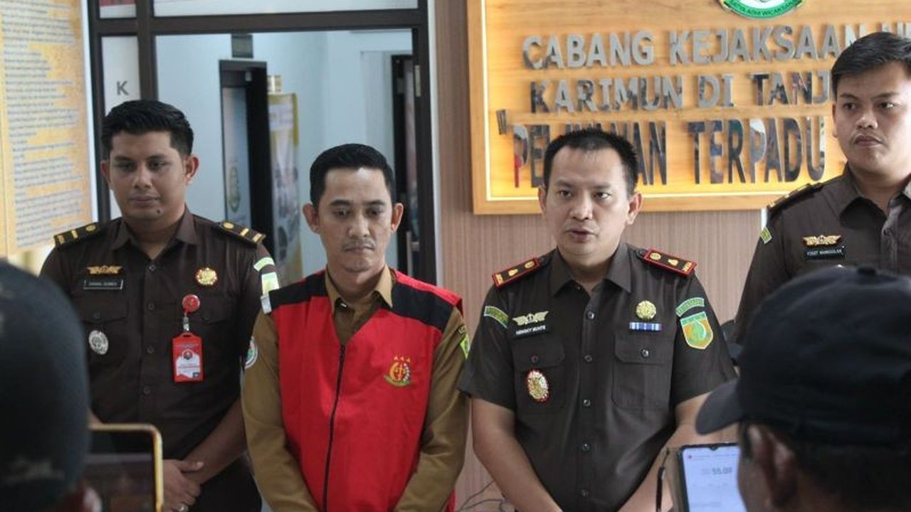 Kejaksaan menetapkan Kepala Desa Perayu Karimun sebagai tersangka korupsi Dana Desa senilai Rp500 juta. Simak modus operandi dan dampaknya yang merugikan negara!