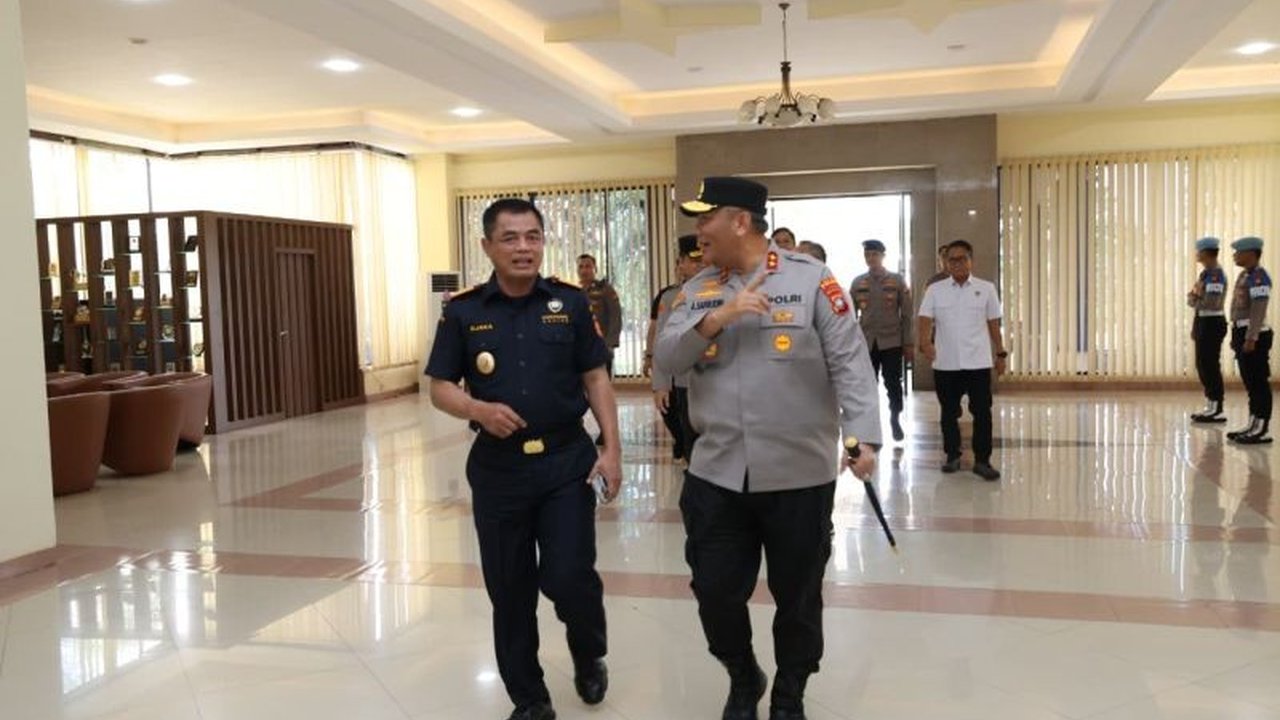Kapolda Kepri dan Dirjen Bea Cukai menegaskan komitmen pengawasan perbatasan di Kepulauan Riau, termasuk fokus pada 36 bandara internasional. Simak detail sinergi Bea Cukai Polda Kepri ini!