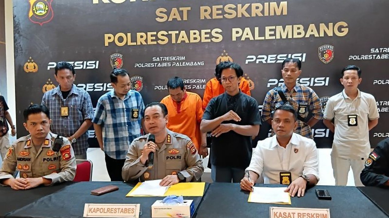 Dua pelaku utama, ayah dan anak, berhasil diringkus Polrestabes Palembang kurang dari 24 jam setelah melancarkan aksi pembunuhan sadis terhadap seorang pemuda di Palembang. Apa motif di baliknya?