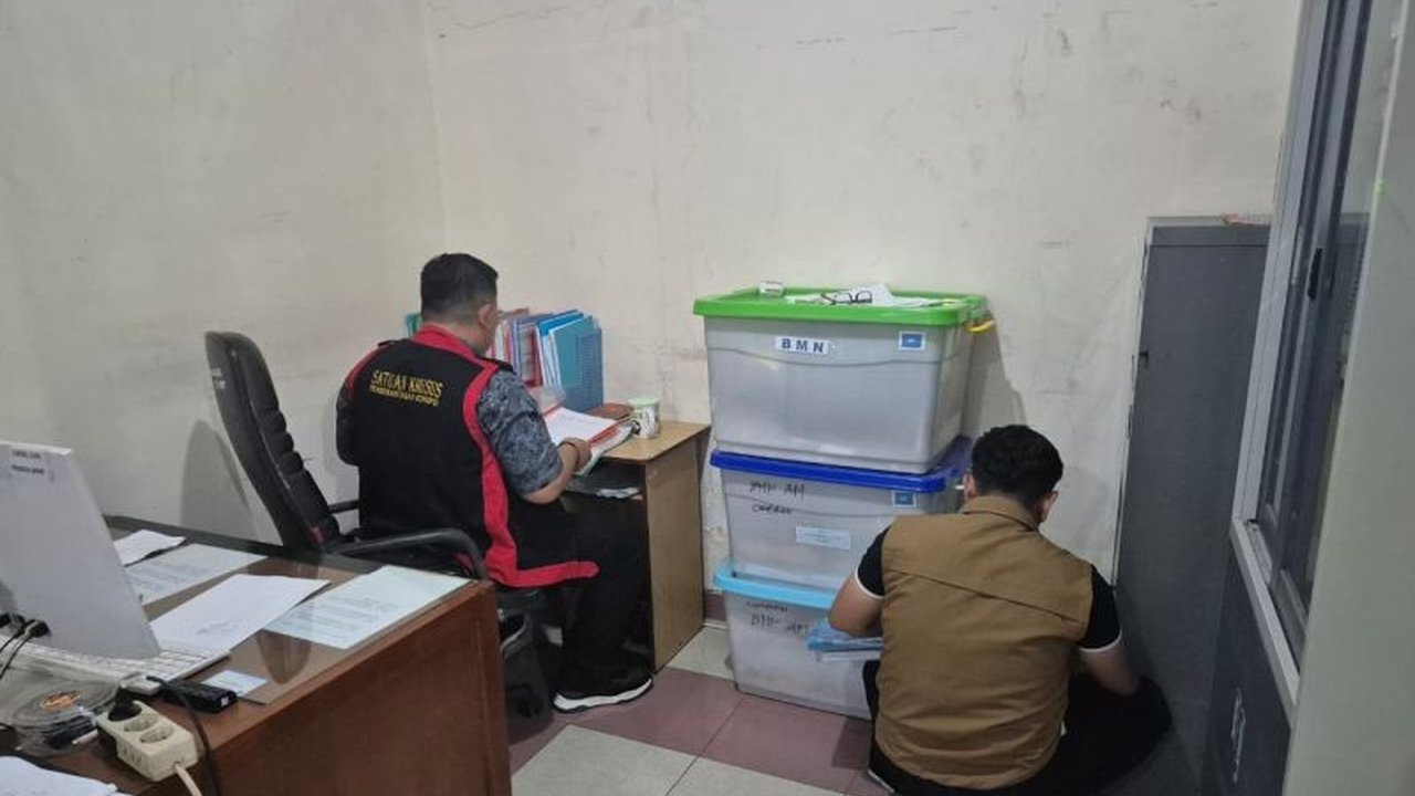 Kejaksaan Negeri Sinjai menyita dokumen dan bukti elektronik di dua kantor balai di Makassar, terkait dugaan korupsi SPAM IKK Sinjai Tengah yang merugikan negara Rp10,5 miliar. Apa saja yang ditemukan?