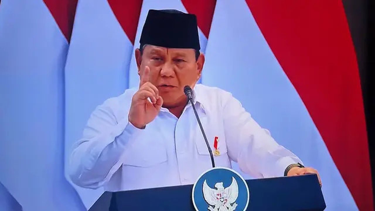 Presiden Prabowo Subianto saat memimpin jalannya sidang kabinet bersama seluruh jajaran Kabinet Merah Putih di Istana Negara Jakarta, Senin (5/5/2025). (Liputan6.com/Nanda Perdana Putra)