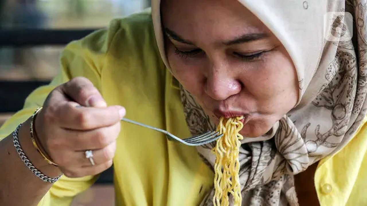 Warga menikmati mie instan di warung kopi (Warkop), Jakarta, Kamis (11/8/2022). Perang yang terjadi antara Rusia dan Ukraina berdampak pada naiknya harga mi instan. (Liputan6.com/Johan Tallo)