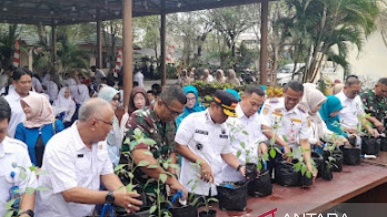 Pemerintah Kota Banjarmasin serius tangani stunting dan lonjakan harga pangan. Simak bagaimana Program Gemar Makan Ikan Banjarmasin dan tanam cabai menjadi solusi strategis!