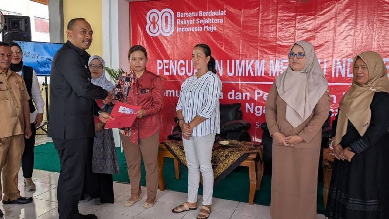 Ratusan pelaku UMKM Ngawi di Kecamatan Sine berhasil mendapatkan sertifikasi legalitas usaha, termasuk halal dan NIB, sebuah langkah maju untuk ekonomi lokal.
