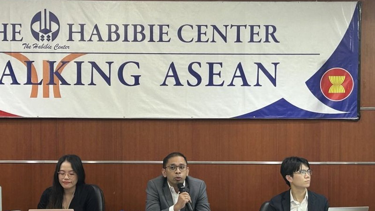 Pusat Energi ASEAN menyoroti urgensi Integrasi Kelistrikan ASEAN yang telah digagas puluhan tahun lalu untuk ketahanan energi, ekonomi, dan atasi perubahan iklim. Mengapa ini krusial?