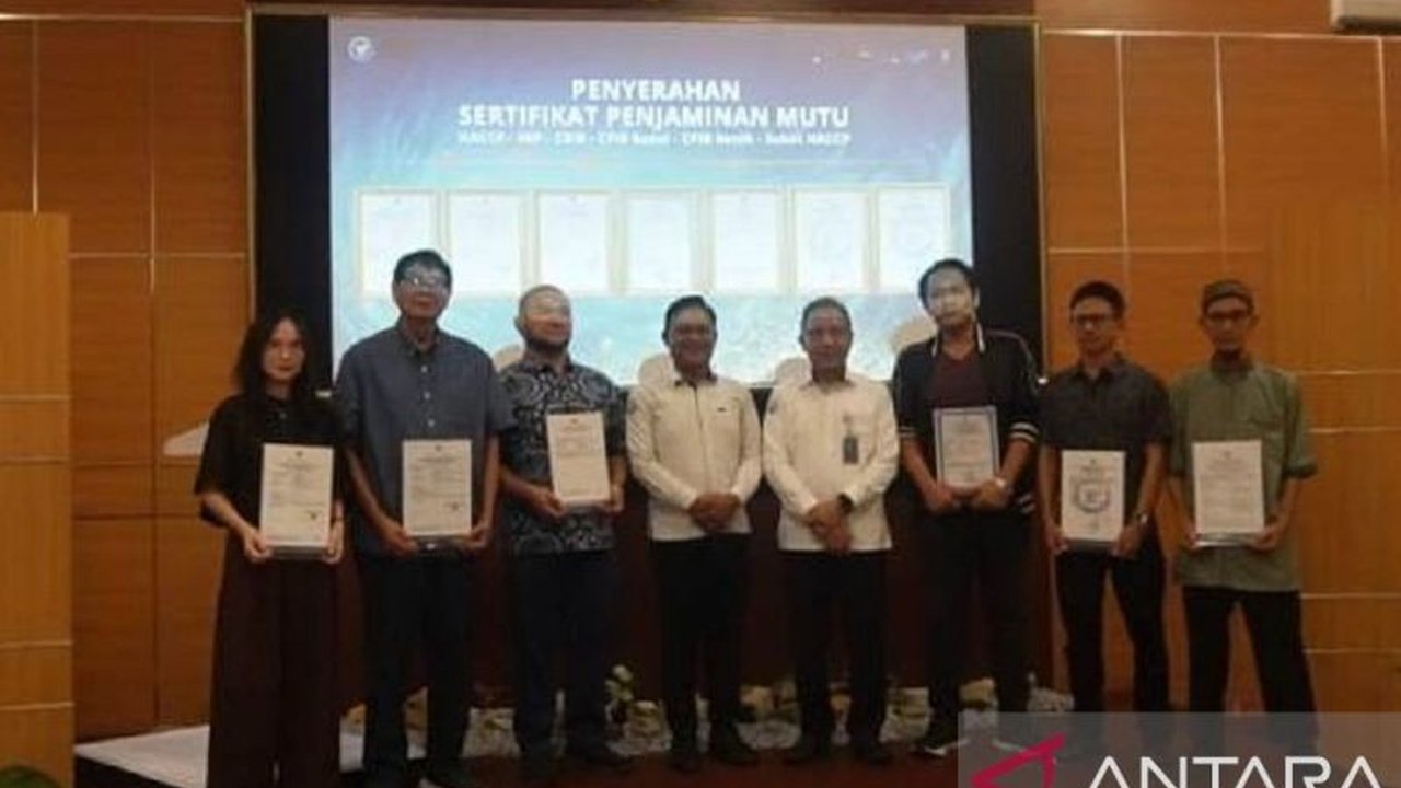 Badan Mutu KKP Babel menyerahkan sertifikat jaminan mutu perikanan di Pangkalpinang, wujud komitmen pemerintah tingkatkan kualitas produk demi keamanan pangan dan ekonomi masyarakat.