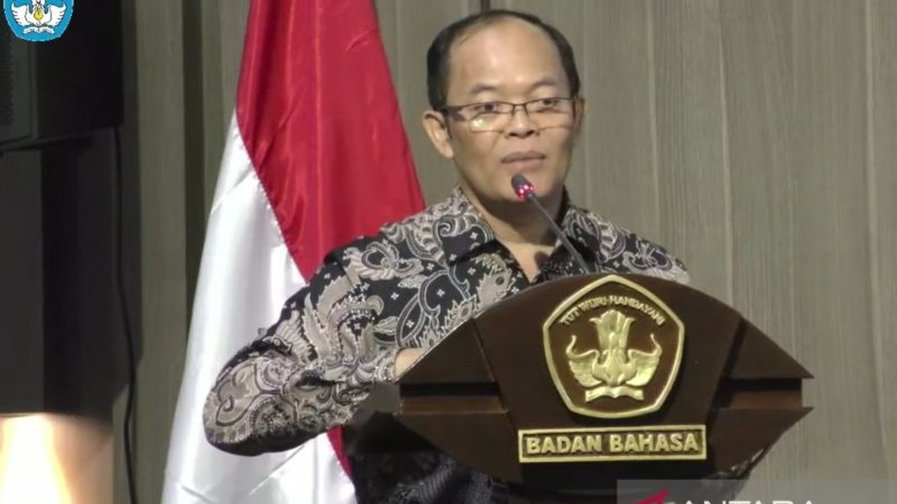 Kamus Besar Bahasa Indonesia (KBBI) telah mengadopsi kecerdasan buatan (AI) untuk otomatisasi data, namun peran pekamus tetap vital dalam penyempurnaan definisi.