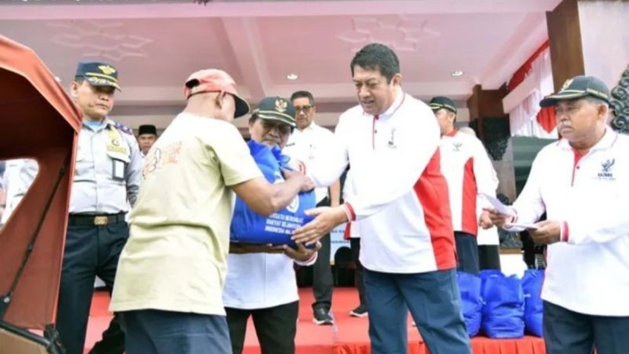 Badan Amil Zakat Nasional (Baznas) Pacitan menyalurkan bantuan sembako dan uang saku kepada 300 pengayuh becak. Simak detail penyaluran Bantuan Baznas Pacitan ini.
