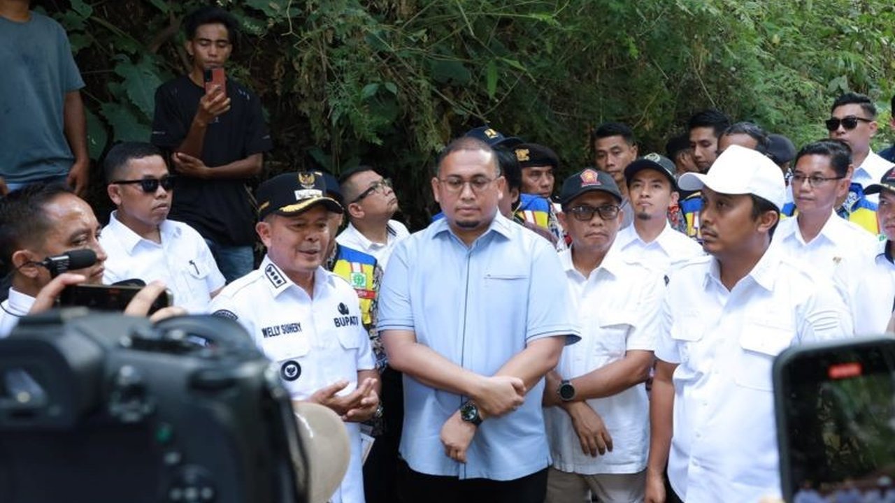 Andre Rosiade, Anggota DPR RI, meninjau langsung Jembatan Putus Pasaman yang rusak parah. Dana Banpres Rp26,5 miliar siap dikucurkan untuk pembangunan infrastruktur vital ini.