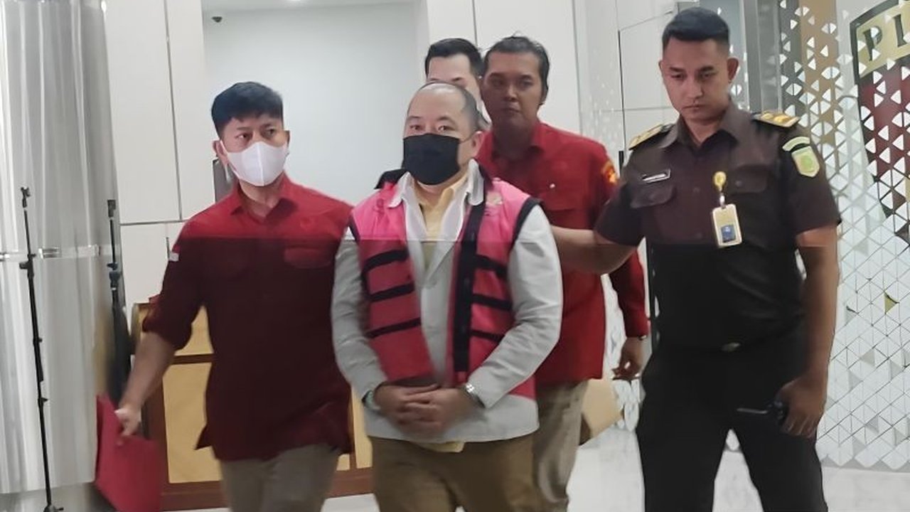 Kejagung menetapkan Iwan Kurniawan Sritex sebagai tersangka ke-12 dalam kasus kredit fiktif bank daerah, mengungkap peran krusial dan kerugian negara triliunan.