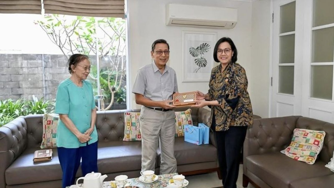 Presiden Prabowo Subianto menugaskan Menteri Keuangan Sri Mulyani untuk menyampaikan Undangan HUT RI ke-80 kepada mantan Wapres Boediono. Ada apa di balik penugasan ini?