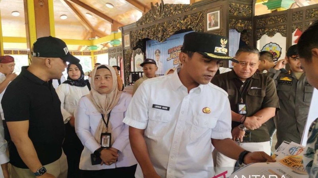 Pemerintah Kabupaten Bangkalan membuka Bursa Kerja 2025 dengan 23 perusahaan menawarkan ribuan lowongan, menjadi kesempatan besar bagi pencari kerja di Madura.