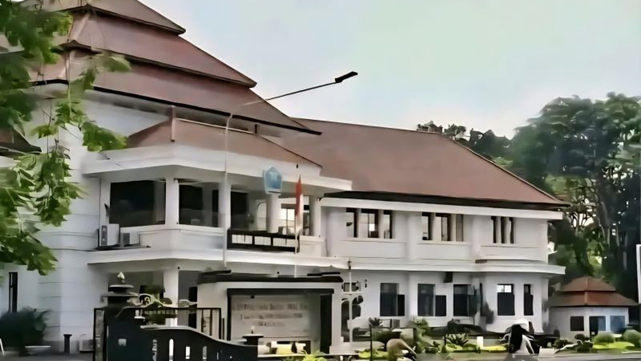 Pemerintah Kota Malang menegaskan tidak akan ada kenaikan tarif PBB bagi masyarakat pada tahun 2025, meskipun ada perubahan skema tarif. Mengapa demikian?