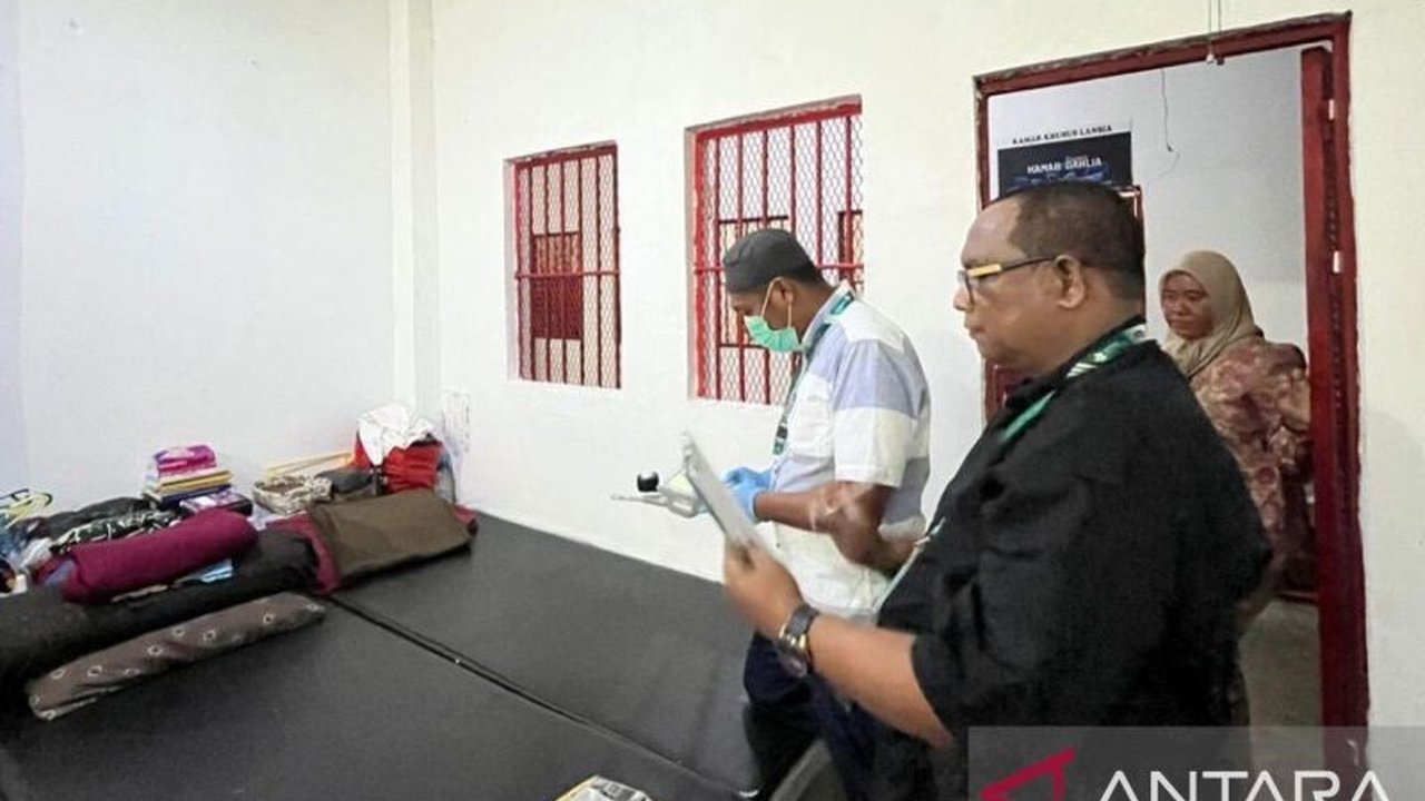 Lembaga Pemasyarakatan Perempuan (LPP) Kelas III Ambon bekerja sama dengan Labkesmas Kota Ambon untuk deteksi dini TBC pada warga binaan, menghadapi risiko penularan di lingkungan padat.