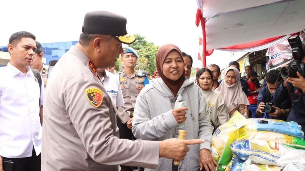 Polri dan Bulog bersinergi menggelar operasi pasar murah di Kepri, memastikan ketersediaan dan menjaga stabilitas harga pangan. Bagaimana upaya ini membantu masyarakat?