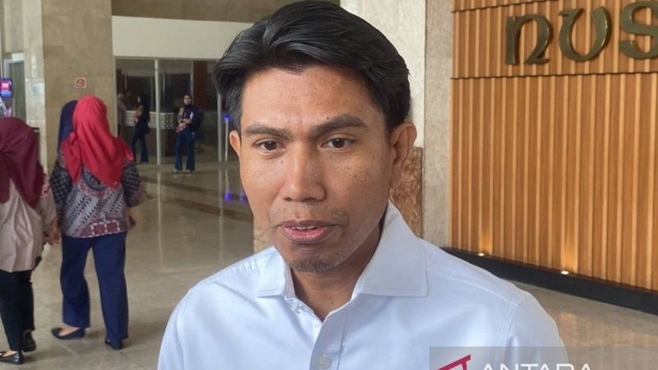 Komisi II DPR RI mendesak kepala daerah lebih kreatif mencari Pendapatan Asli Daerah (PAD) tanpa memberatkan rakyat, berkaca pada kasus Pati dan tingginya ketergantungan pada pusat.