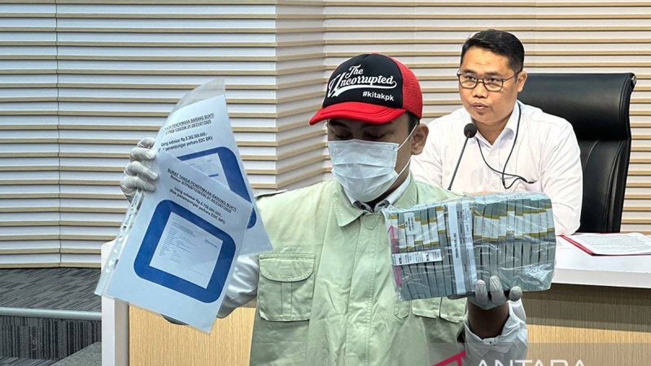 KPK berhasil menyita uang Rp10 miliar dari pihak swasta terkait kasus korupsi pengadaan mesin EDC bank pemerintah, mengungkap potensi kerugian negara hingga Rp700 miliar.