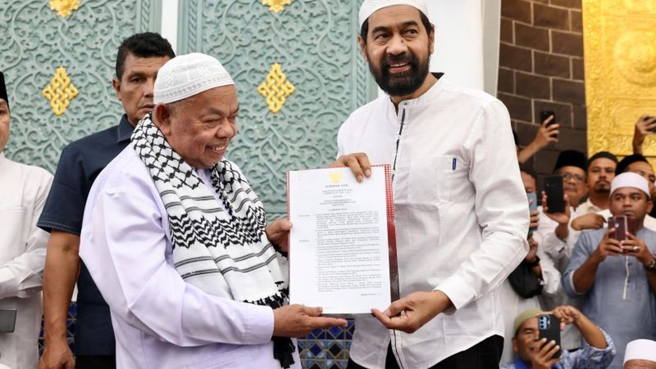 Gubernur Aceh resmi mengukuhkan Tgk H Muhammad Ali atau Abu Paya Pasi sebagai Imam Besar Masjid Raya Baiturrahman. Siapakah ulama kharismatik yang kini mengemban amanah besar ini?