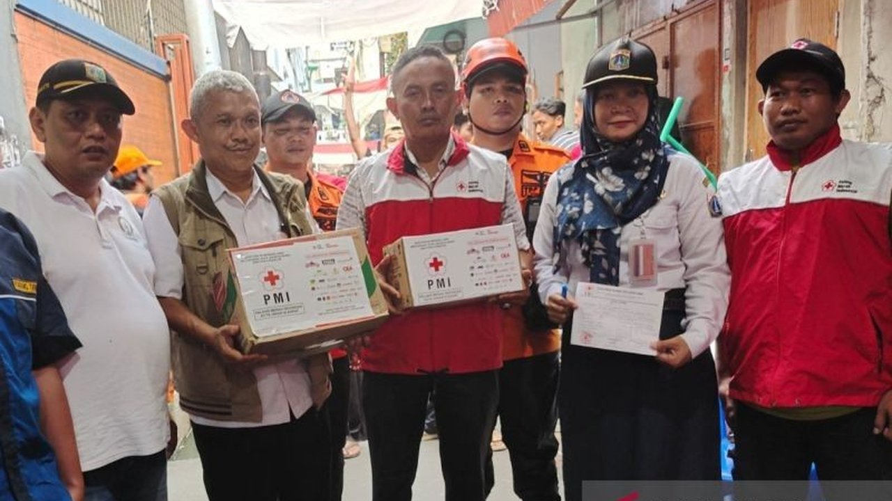 Palang Merah Indonesia (PMI) Jakarta Barat segera menyalurkan Bantuan PMI Tambora berupa medis dan logistik untuk meringankan beban 14 KK korban kebakaran di Jembatan Besi. Simak detail bantuannya!
