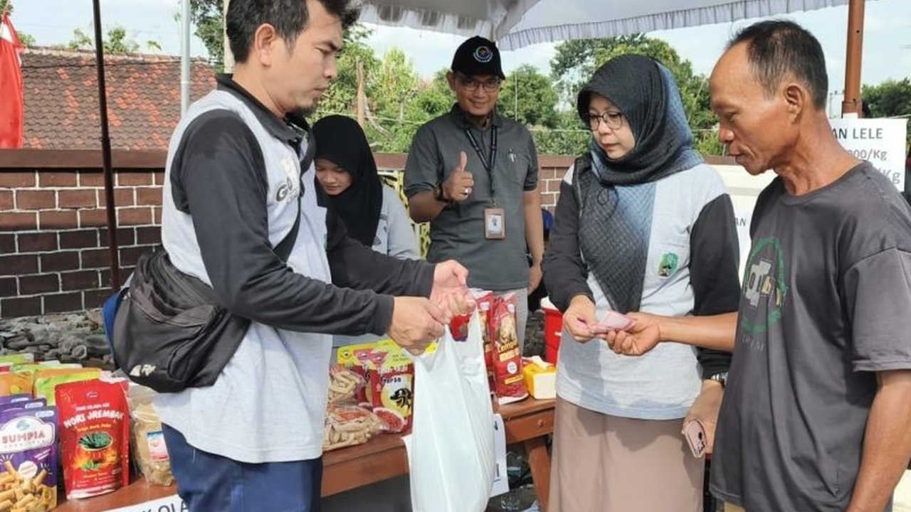 Pemkab Magetan gelar Pasar Murah Magetan di desa terpencil perbatasan. Cari tahu bagaimana inisiatif ini meringankan beban ekonomi warga dan mengendalikan inflasi.