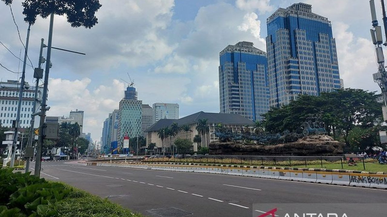 BMKG merilis Prakiraan Cuaca Jakarta untuk hari Kamis, dengan sebagian wilayah diprediksi cerah di pagi hari. Simak detail kondisi cuaca lengkapnya!