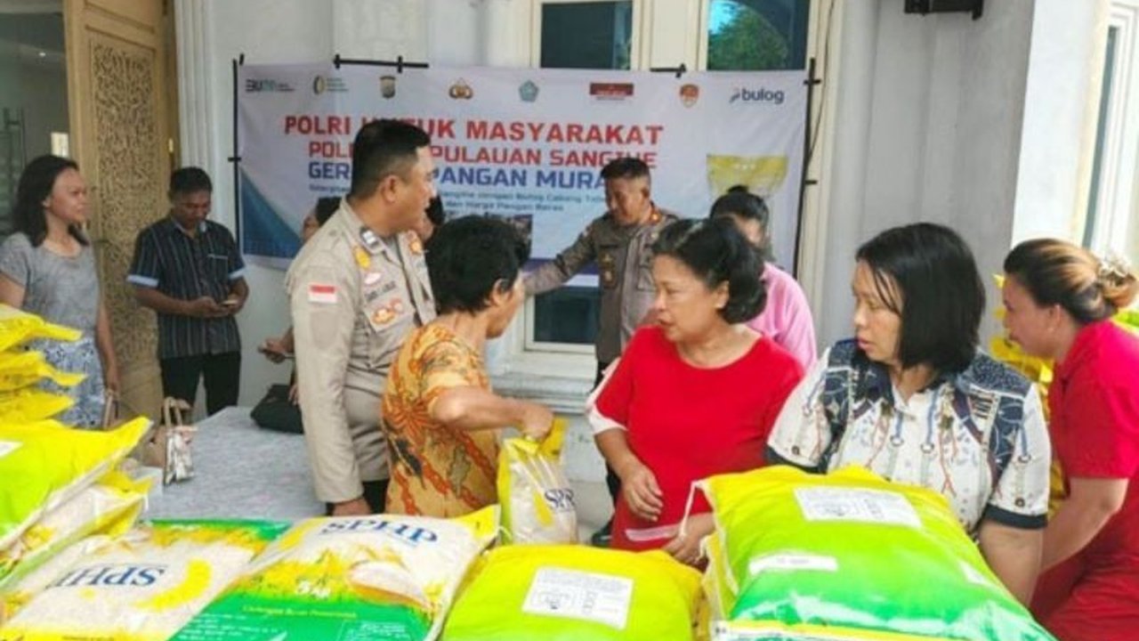 Polda Sulut bersama jajaran dan Bulog sukses menyalurkan 63,85 ton beras melalui Gerakan Pangan Murah Polri. Inisiatif ini bantu stabilkan harga pangan dan meringankan beban masyarakat.