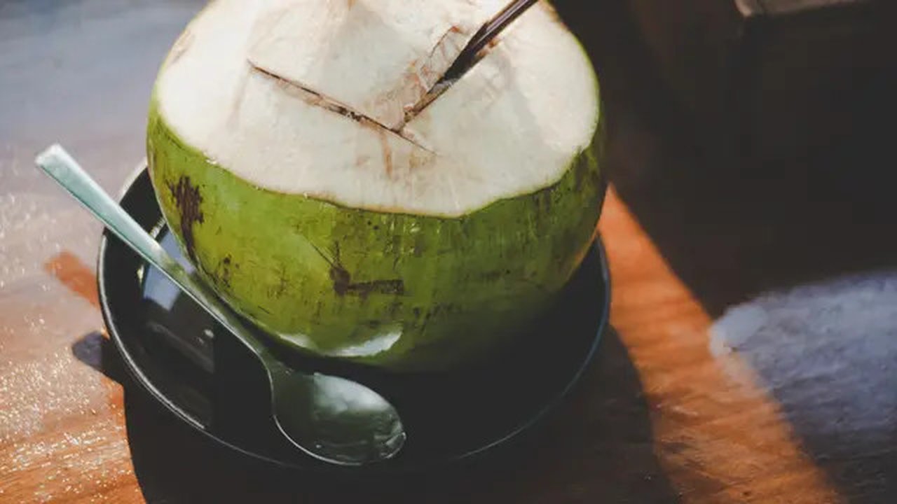Manfaat Air Kelapa Muda (Photo by Thunyarat Klaiklang from Pexels)