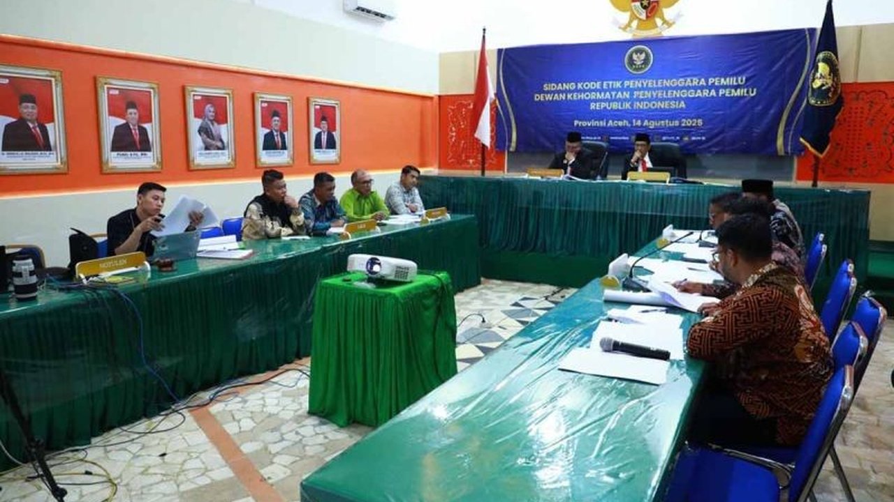 DKPP menggelar sidang pemeriksaan terhadap dua anggota KIP Aceh Tengah atas dugaan suap dalam Pilkada 2024. Akankah dugaan suap KIP Aceh Tengah ini terbukti?