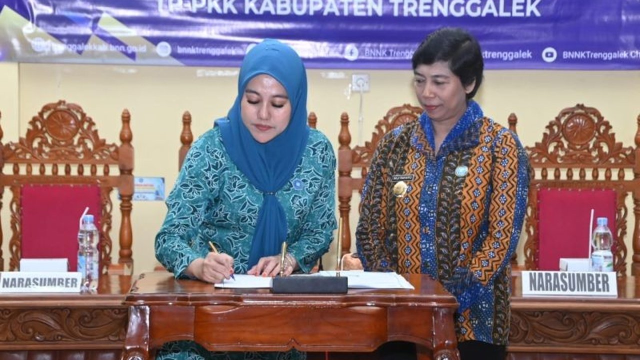 PKK Trenggalek bersinergi dengan BNNK Trenggalek untuk memperkuat pencegahan narkoba dari lingkup keluarga. Simak bagaimana kolaborasi ini melindungi generasi muda!