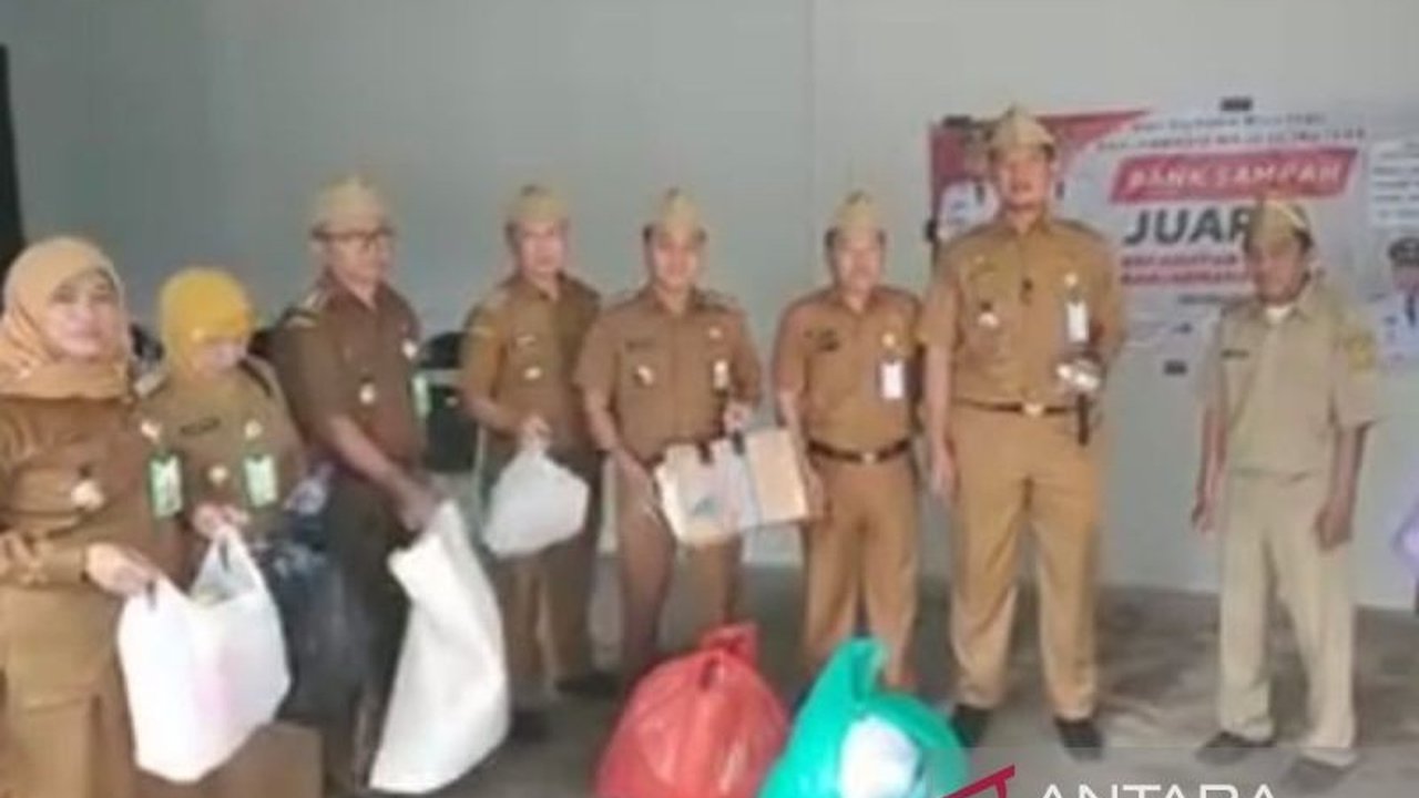 Pemerintah Kota Banjarmasin mewajibkan ribuan ASN jadi nasabah bank sampah sebagai langkah inovatif mengatasi darurat lingkungan dan mengurangi volume limbah kota.