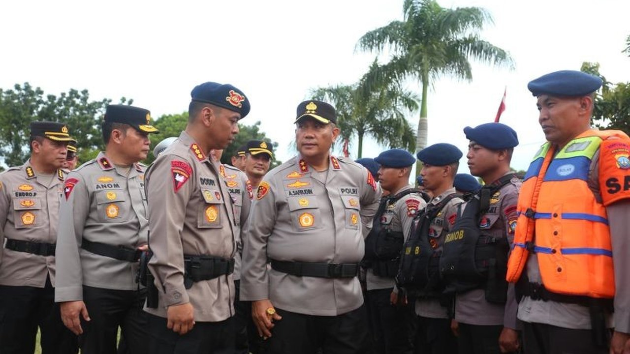 Kapolda Kepri instruksikan Tim SAR Brimob siaga penuh antisipasi Kesiapsiagaan Cuaca Ekstrem di wilayah kepulauan, menekankan pentingnya persiapan fisik dan logistik.