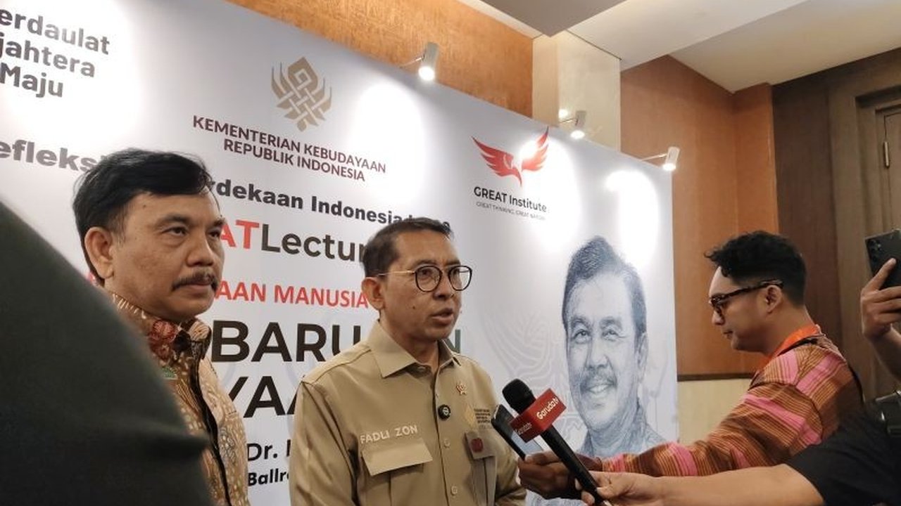 Buku Sejarah Indonesia yang telah diperbarui akan diluncurkan Oktober mendatang. Dengan anggaran Rp9 miliar, buku ini menjanjikan perspektif Indonesia sentris yang menarik.